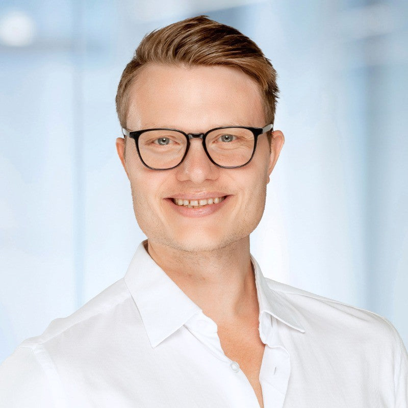 Øystein Anthonessen skisserer NioDsign streetwear-design for hand
